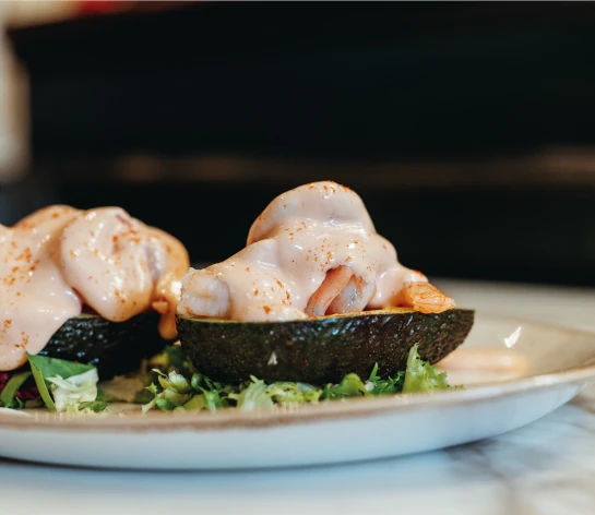 AGUACATE CON GAMBAS Y SALSA ROSA
