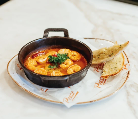 Gambas, Aceite De Oliva, Ajo, Vino Blanco y Chili